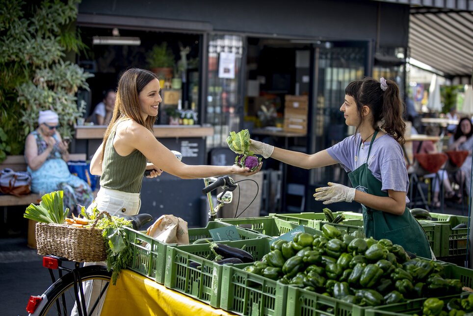 Kaiser-Josef-Market in Graz | © Graz Tourismus - Tom Lamm Woman buying fresh vegetables at Kaiser Josef Market. | © Graz Tourismus - Tom Lamm