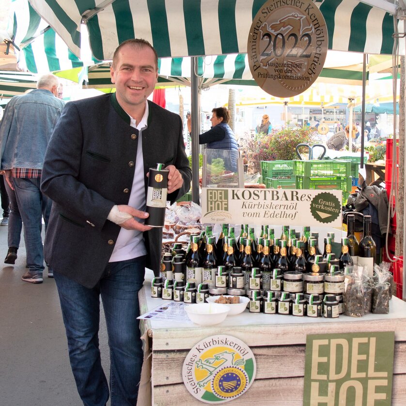 Pumpkin Seed Oil Stand in Graz | © Edelhof Man selling pumpkin seed oil at market in Graz. | © Edelhof