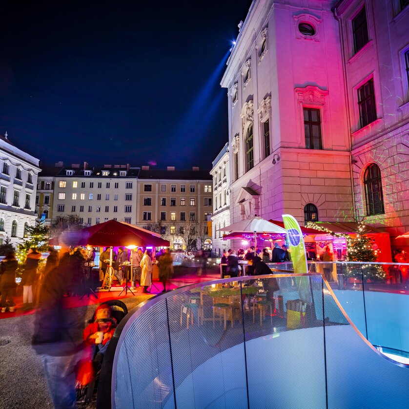 Advent in Graz I Advent im Joanneumsviertel | © Graz Tourismus - Werner Krug Verschiedene Stände und festliche Beleuchtung im Joanneumsviertel von Graz, umgeben von historischen Gebäuden und einer lebendigen Atmosphäre. | © Graz Tourismus - Werner Krug