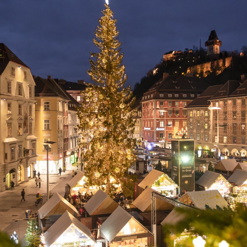 Christmas market on Hauptplatz square in front of the town hall | © Vincent Croce