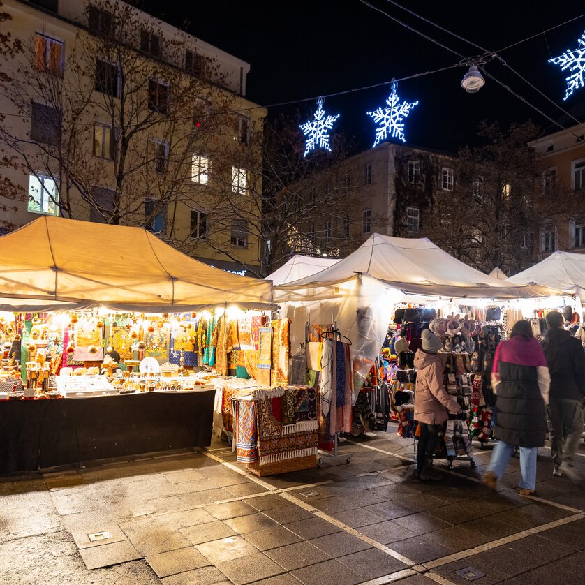 Crafts from all over the World on Tummelplatz square | © Harry Schiffer