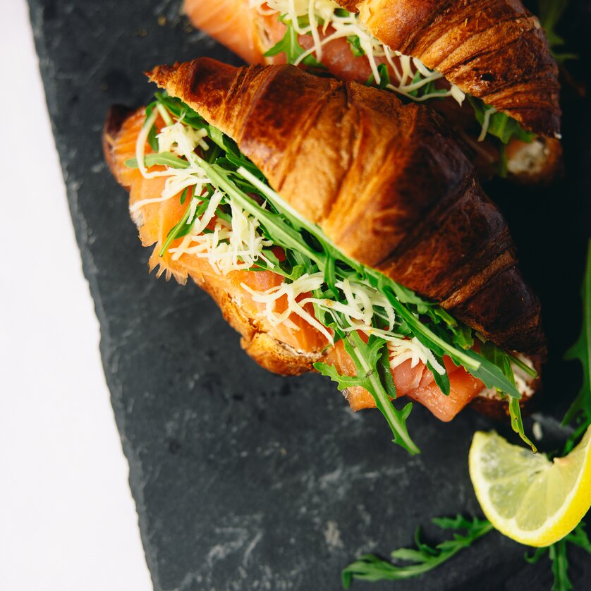 Due croissant ripieni di salmone, formaggio e rucola | © Augartenhotel x einsnullneun