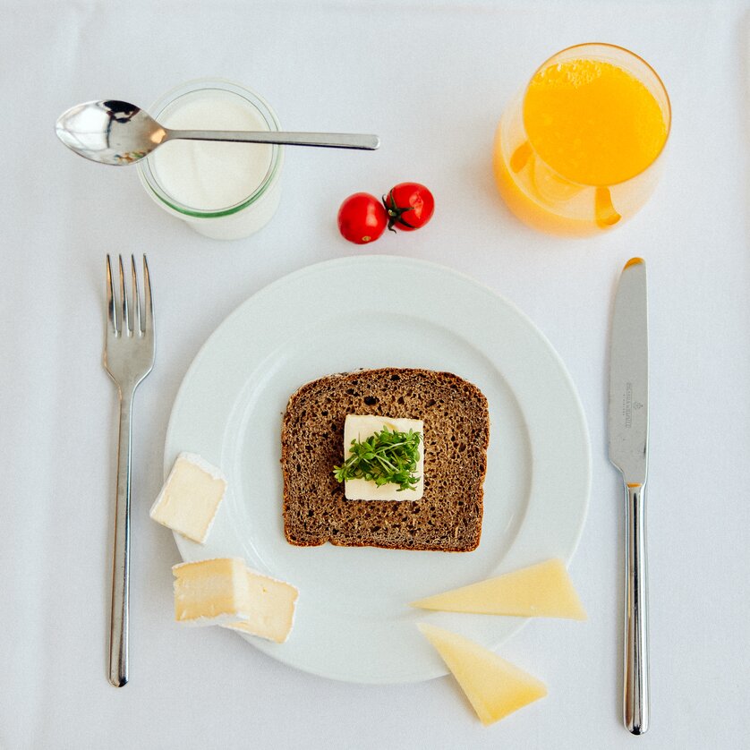 Una colazione leggera con pane, formaggio e yogurt | © Augartenhotel x einsnullneun