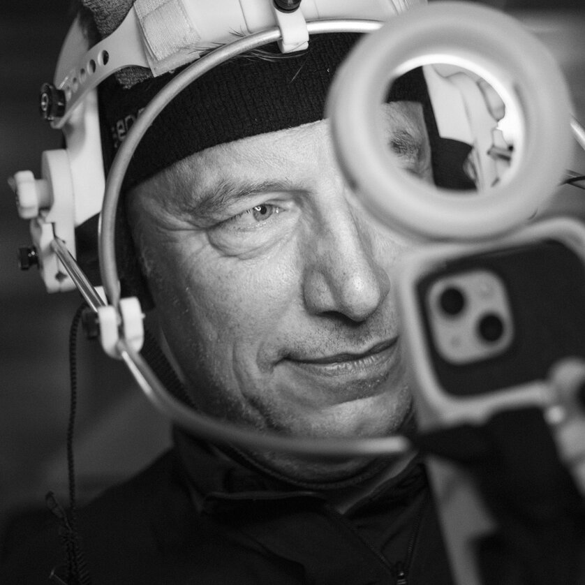 A close-up of a man. A smartphone and a ring light are attached to his head so that his own face is filmed. | © Luis August Krawen