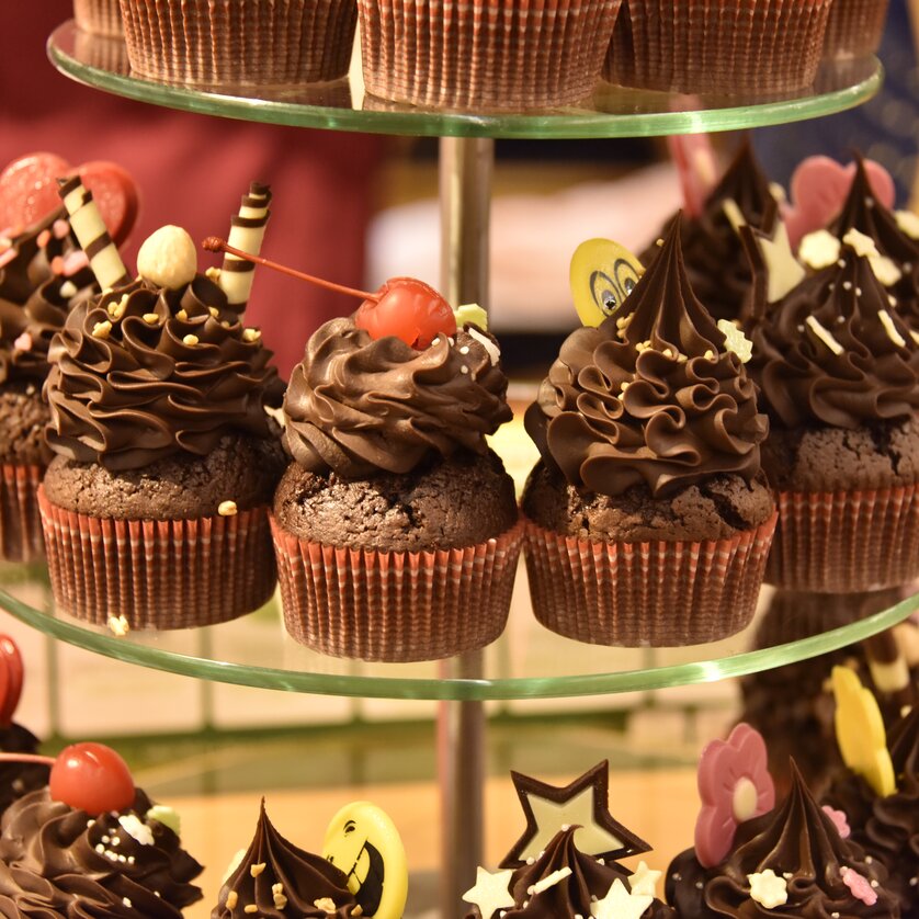 Colorfully decorated chocolate cupcakes presented on an etagere at the Graz Chocolate Festival | © Chris Delattre