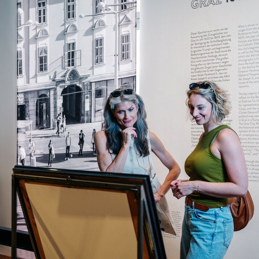 Visitors at the Graz Museum | © Graz Tourismus - Mias Photoart Two women observing art pieces at the Graz Museum. | © Graz Tourismus - Mias Photoart