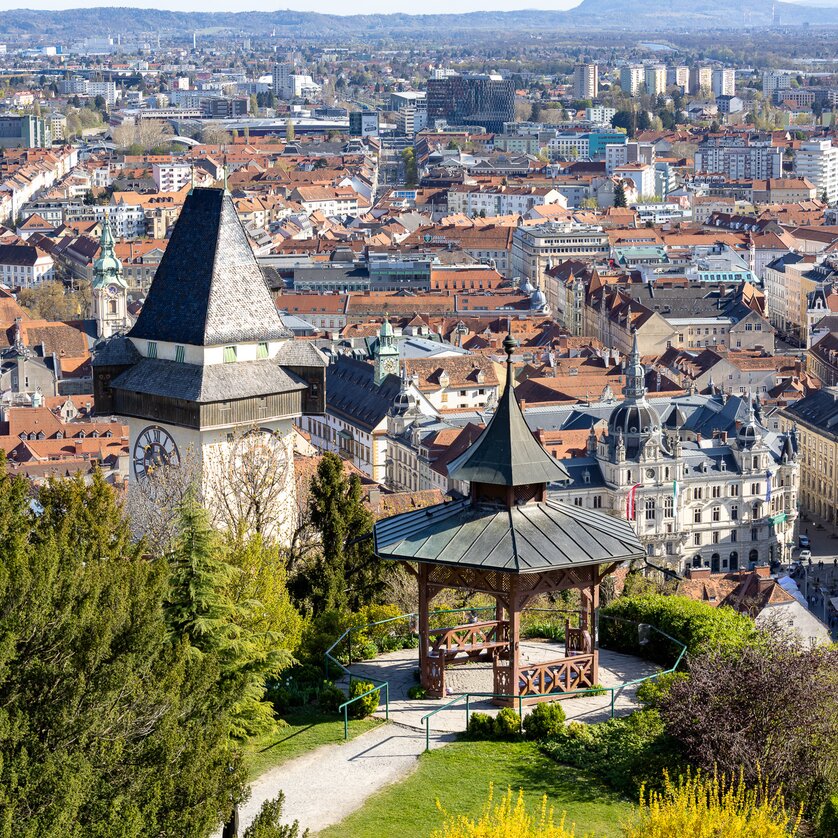 Blick über Graz mit Grazer Uhrturm | © Graz Tourismus - Harry Schiffer Panoramablick auf Graz mit dem Grazer Uhrturm und dem Chinesischen Pavillon. | © Graz Tourismus - Harry Schiffer