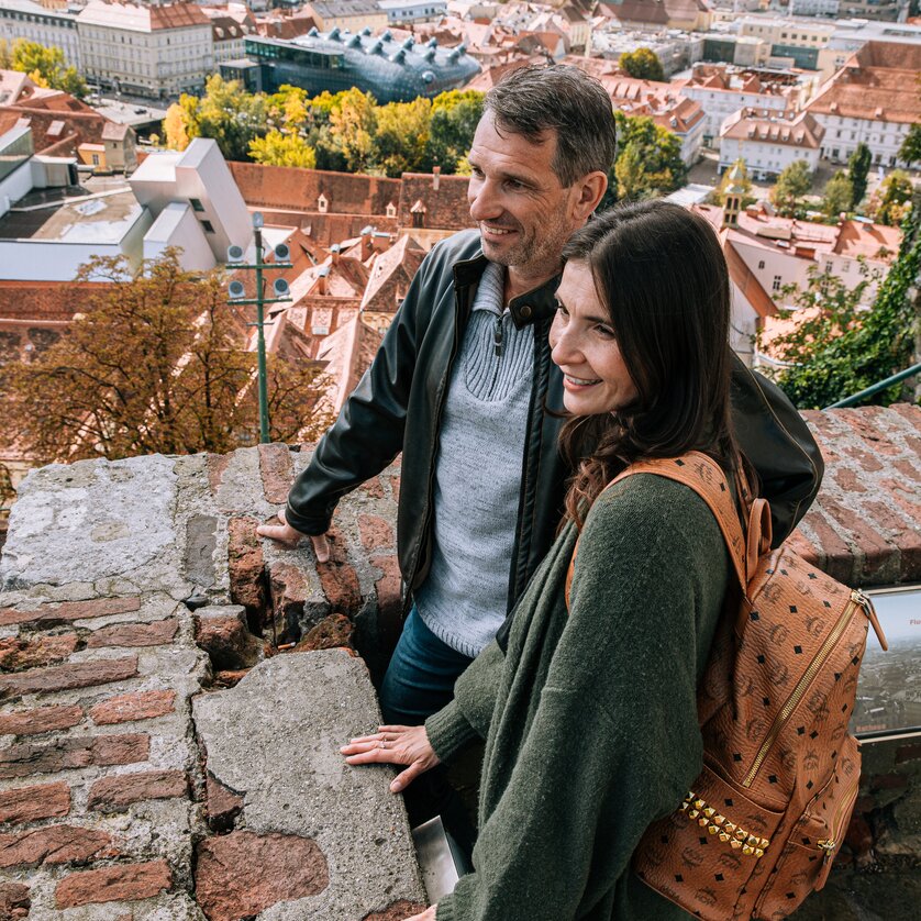 Paar auf dem Schlossberg in Graz | © Graz Tourismus Ein Paar genießt die Aussicht auf Graz vom Schlossberg. | © Graz Tourismus