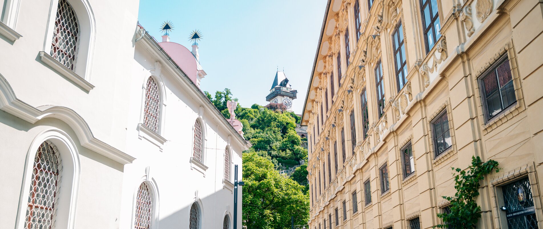 Schlossbergplatz in Graz with Clock Tower | © Graz Tourismus - Mias Photoart Two women walking at Schlossbergplatz in Graz, Clock Tower in the background. | © Graz Tourismus - Mias Photoart