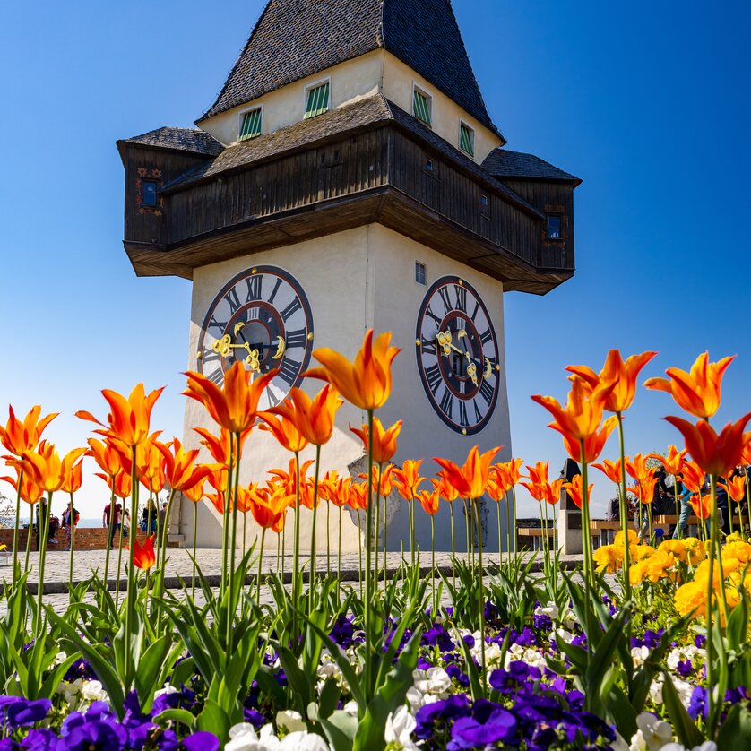 Grazer Uhrturm  Glockenturm als Wahrzeichen von Graz  Österreich