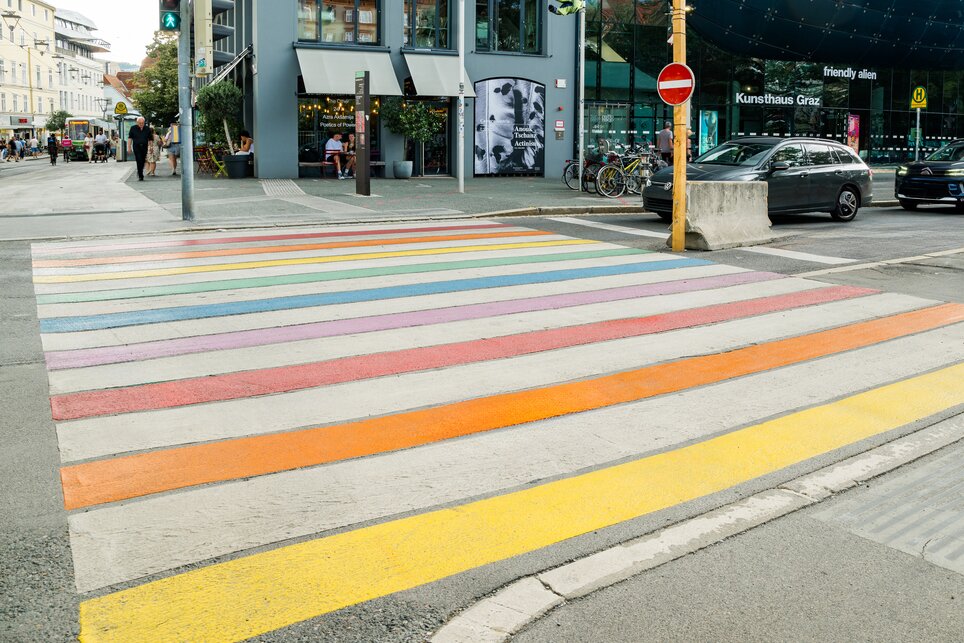 Rainbow pedestrian crossing at the Graz Kunsthaus | © Mias Photoart