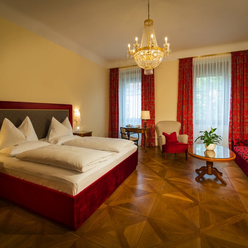 Parkhotel Graz – Double Room | © Parkhotel Graz Double room with large bed and two pillows. | © Parkhotel Graz